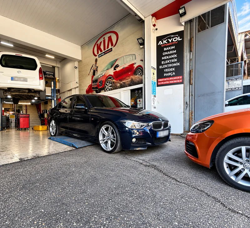 Atölye girişinde lacivert BMW